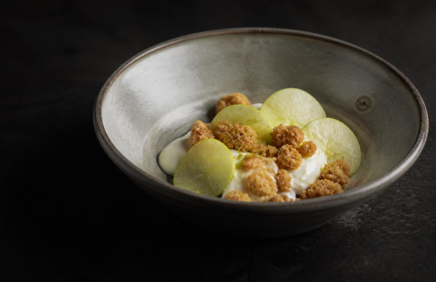 Dessert van groene appel met yoghurt en crumble