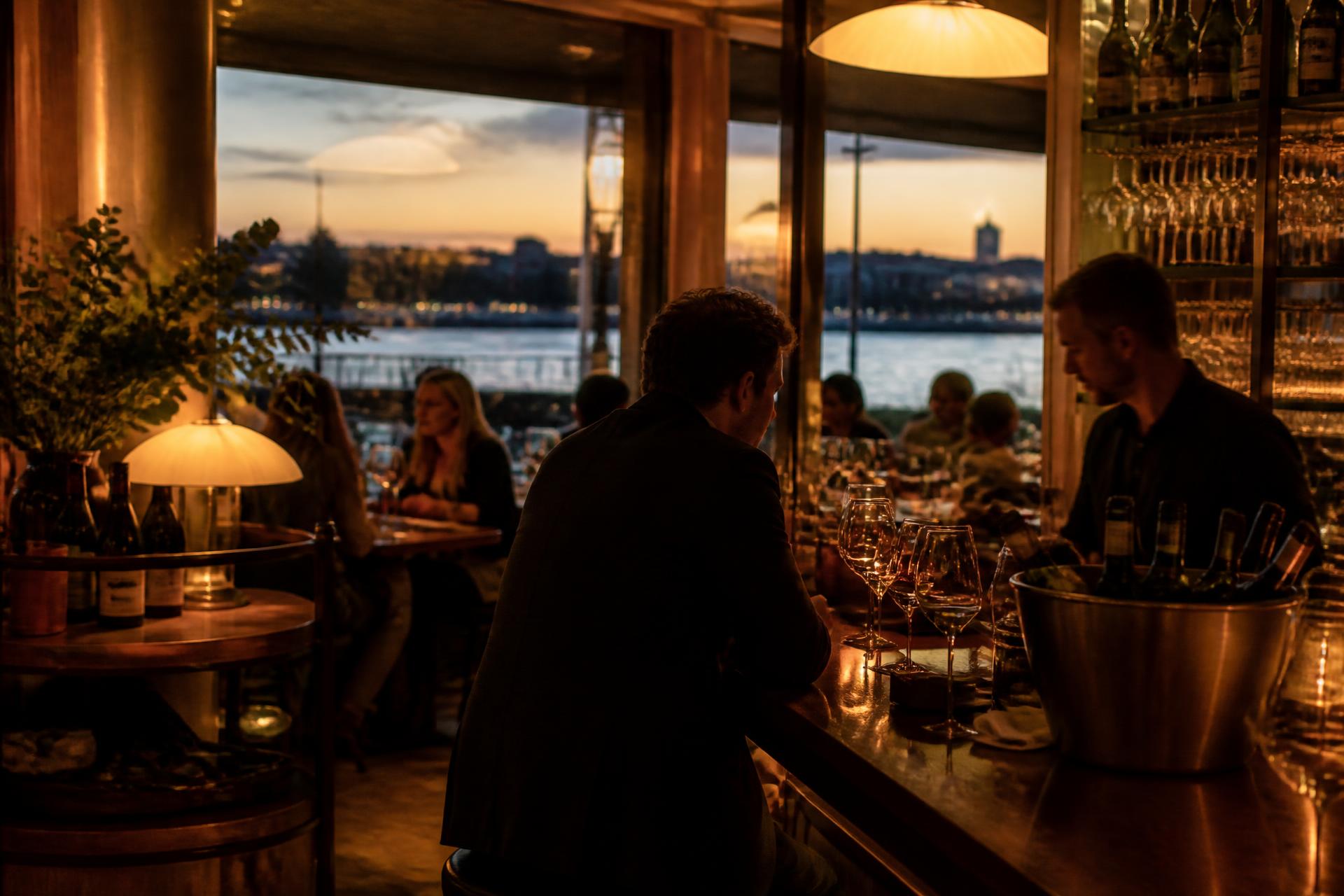 Avond aan de bar van LEV Foodbar met uitzicht over de IJssel