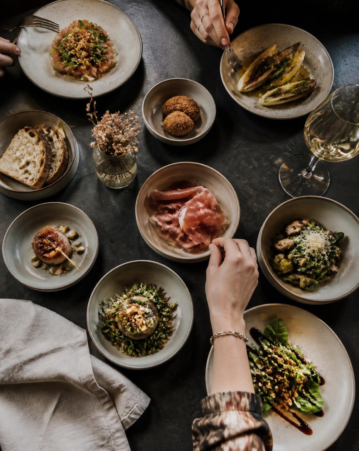 Gedekte tafel met shared dining gerechten bij LEV